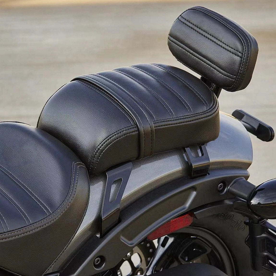 مقاعد جلدية للركاب الخلفيين ودواسات مخصصة للركاب الخلفيين من طراز Indian Scout Bobber